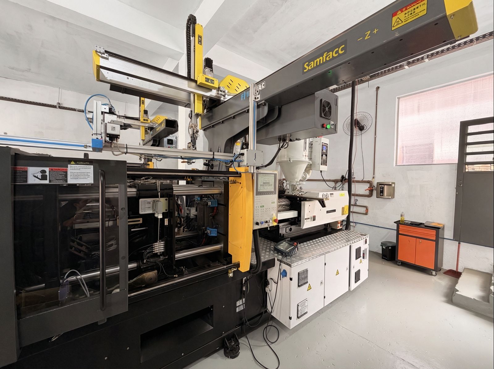Máquina de injeção plástica VORMO com robô Samfacc